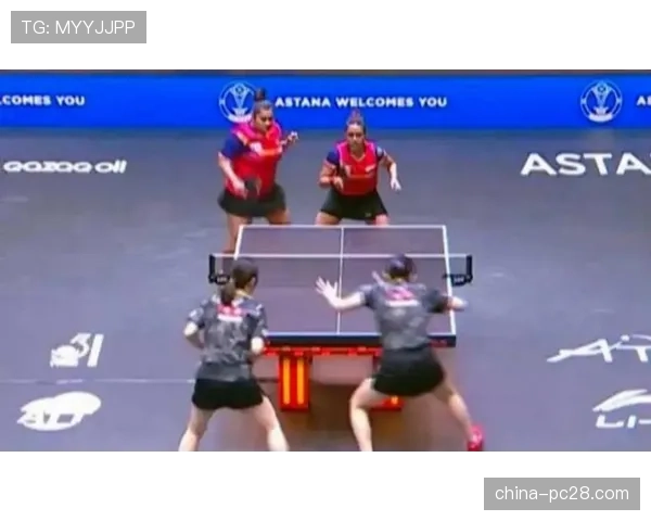 特写：新闻发布会后，两位刚刚激烈对抗的选手在后台握手并交流技术