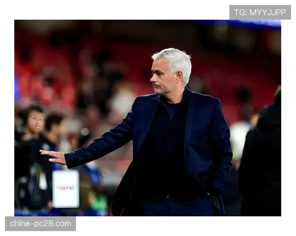 镜头：看台上的沉默，穆里尼奥现身罗马客场观战老东家