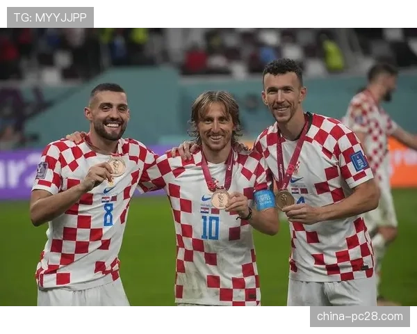 特写：颁奖台上，克罗地亚老将马雷克凝视金牌良久后亲吻