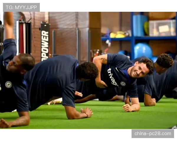 特写：在科巴姆训练基地，切尔西小将收到国家队征召令的瞬间